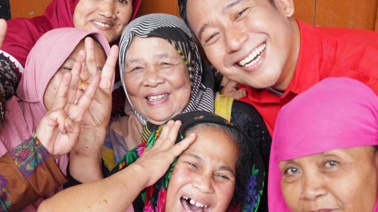 10 Potret Denny Cagur yang Terpilih Menjadi Anggota DPR RI, Banjir Ucapan Selamat dari Rekan Seleb Hingga Mendapat Sebutan 'Pak Dewan