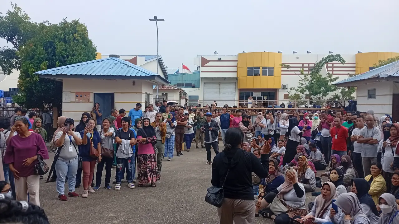 Aksi buruh garmen menuntut hak pesangon. (Liputan6.com/Ajang Nurdin)