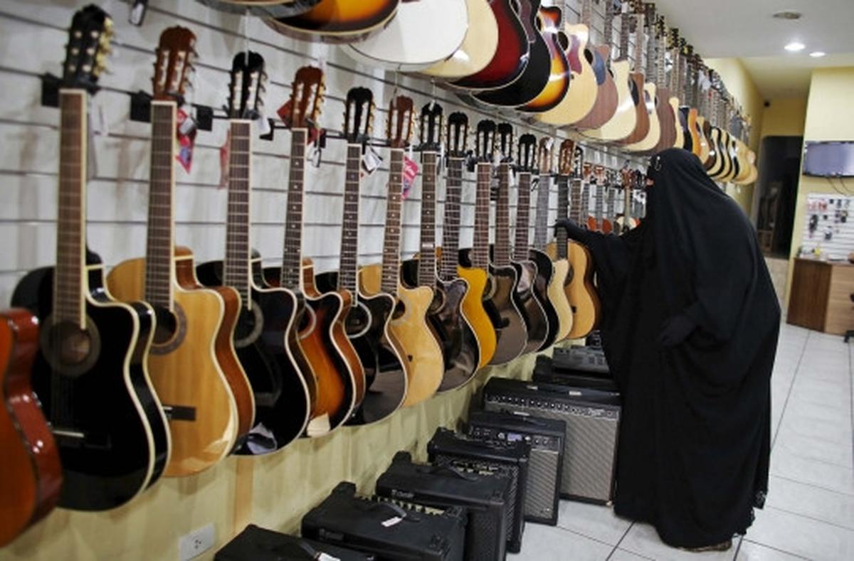Wanita muslim bercadar ini ternyata gitaris band metal