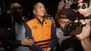 Bupati Tulungagung, Gatut Sunu Wibowo, dibawa petugas menuju mobil tahahan usai menjalani pemeriksaan intensif di Gedung Merah Putih Komisi Pemberantasan Korupsi (KPK), Jakarta, Minggu (12/4/2026) dini hari WIB. (Liputan6.com/Helmi Fitrhiansyah)