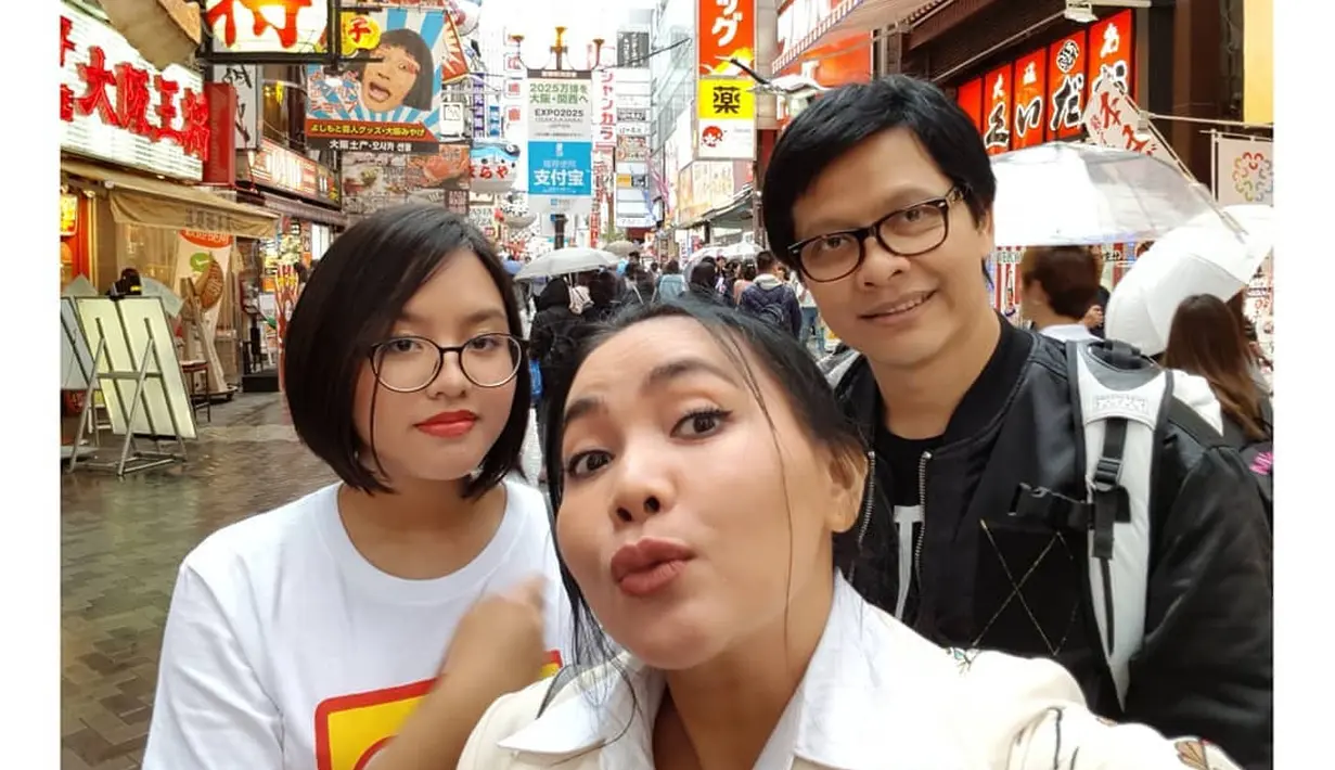 "Jadi bukan maksud kami untuk pamer kebahagiaan, apalagi membuat iri yg lihat foto2 kami, tapi ambil sisi positifnya setelah lihat foto ini apapun yg sedang terjadi dgn pasangan kalian ungkapkan rasa sayang kalian dgn cara apapun asal jujur dan tulus..."