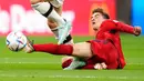 Pemain Jerman Leon Gorentzka menginjak kaki pemain Spanyol Gavi pada pertandingan sepak bola Grup E Piala Dunia 2022 di Stadion Al Bayt, Al Khor, Qatar, 27 November 2022. Pertandingan berakhir imbang 1-1. (AP Photo/Matthias Schrader)