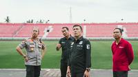 Tim Risk Assessment Management Mabes Polri saat meninjau Stadion Kapten I Wayan Dipta pada Rabu (28/12/2022). (Bola.com/Maheswara Putra)
