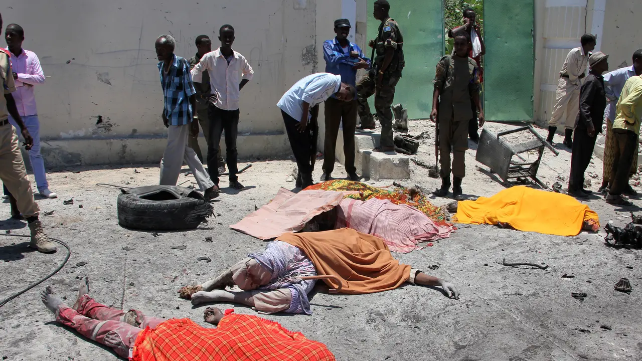 20170405- Bom Mobil Meledak di Restoran Somalia- AP Photo