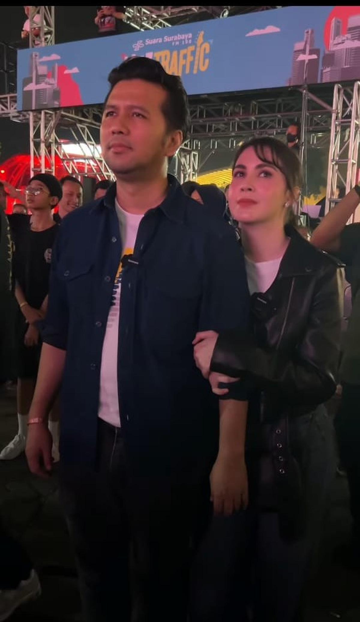 Potret Arumi Bachsin dan Suami saat Nonton Acara Jazz Traffic Festival