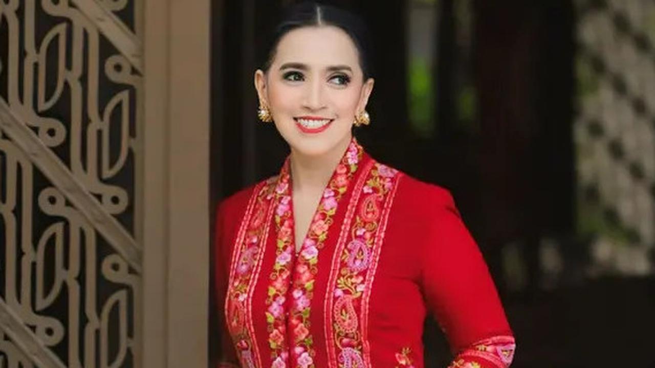 5 Rekomendasi Warna Kebaya yang Sesuai untuk Berbagai Jenis Warna Kulit