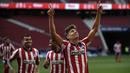 Gelandang Atletico Madrid, Marcos Llorente (kanan) melakukan selebrasi usai mencetak gol kelima timnya ke gawang Eibar dalam laga lanjutan Liga Spanyol 2020/2021 pekan ke-31 di Wanda Metropolitano Stadium, Madrid, Minggu (18/4/2021). Atletico menang 5-0 atas Eibar. (AFP/Oscar del Pozo)