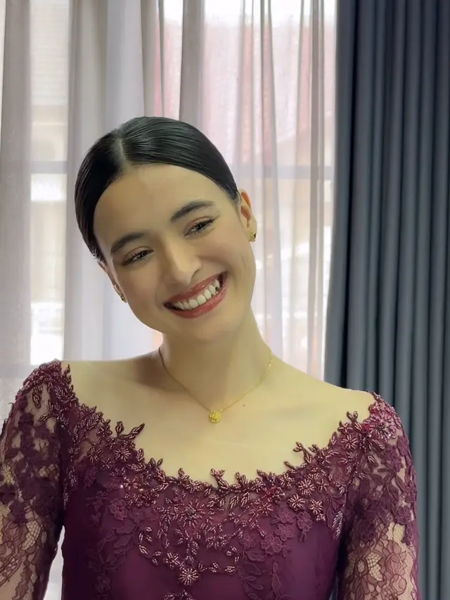 Mawar Eva de Jongh saat wisuda pakai kebaya dipadukan perhiasaan. [@iwanetaufik_hair]
