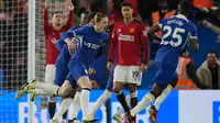 Chelsea unggul lebih lewat gol Conor Gallagher pada menit ke-4 dan eksekusi penalti Cole Palmer (19'). (AP Photo/Kin Cheung)