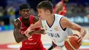 Pebasket timnas Serbia, Bogdan Bogdanovic (kanan) berusaha melewati pemain Kanada, Shai Gilgeous-Alexander dalam pertandingan semifinal Piala Dunia Basket di Manila, Filipina, Jumat, 8 September 2023. (AP Photo/Aaron Favila)