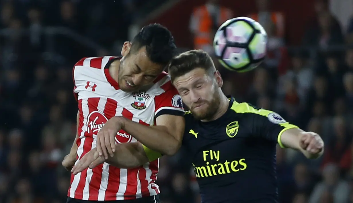 Pemain Southampton, Maya Yoshida (kiri) berduel dengan pemain Arsenal, Shkodran Mustafi pada laga Premier League di St Mary's stadium, Southampton, (10/5/2017). Arsenal menang 2-0. (AP/Alastair Grant)