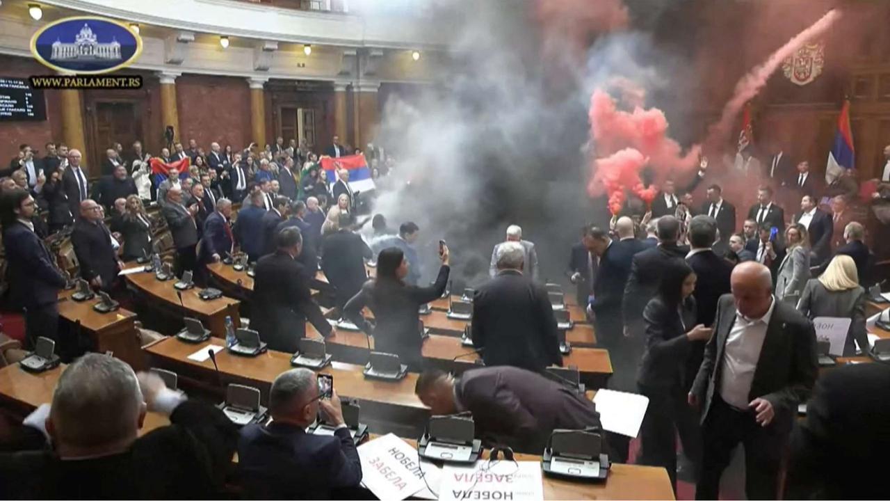 Kericuhan di sidang parlemen Serbia
