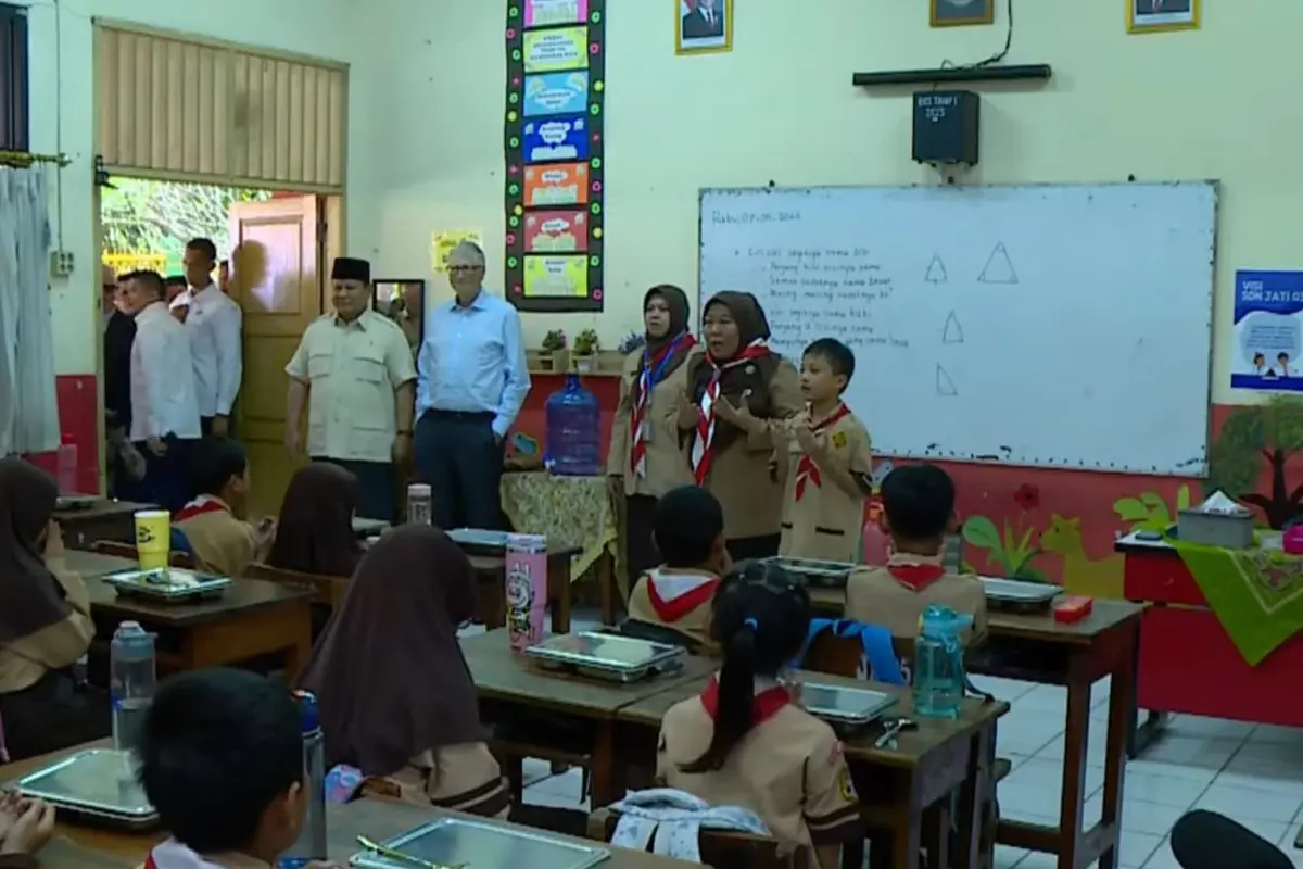 Presiden Prabowo Subianto dan pendiri Microsoft, Bill Gates meninjau program makan bergizi gratis (MBG) di SDN 03 Jati, Pulogadung, Jakarta Timur, Rabu (7/5/2025).