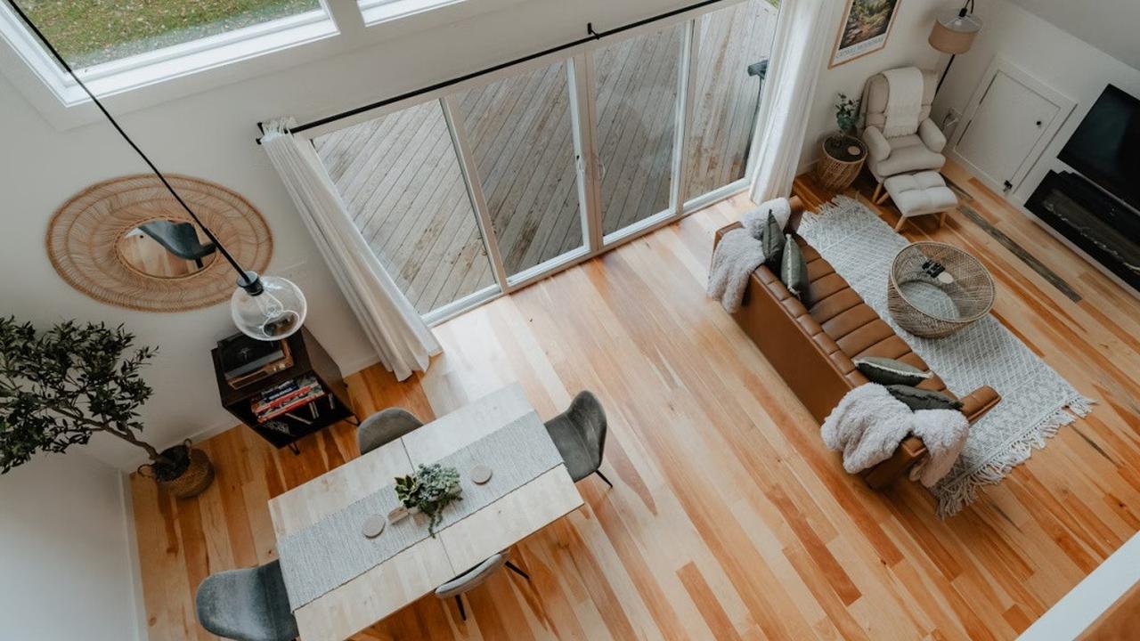 10 Inspirasi Model Rumah dengan Lantai Kayu, Hunian Jadi Cantik dan Adem