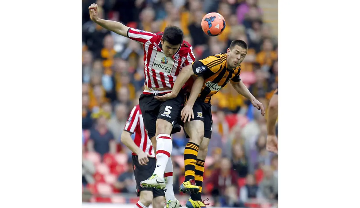 Pemain belakang Sheffield United, Harry Maguire (kanan) berebut bola dengan pemain Hull City, Matthew Fryatt, saat laga semifinal Piala FA di Stadion Wembley, London (13/4/2014). (AFP PHOTO/IAN KINGTON)