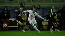 Penyerang Paris Saint-Germain (PSG) Kylian Mbappe berebut bola dengan penyerang klub divisi empat, Vannes OC, Sebastien Persico dalam babak 32 besar Piala Prancis di Stade de la Rabine, Selasa (4/1/2021) dini hari WIB. PSG menang 4-0 lewat hattrick Kylian Mbappe. (LOIC VENANCE/AFP)