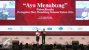 Presiden Jokowi bersama seorang anak saat acara  "Ayo Menabung" di JCC, Jakarta, Senin (31/10). Jokowi menghimbau masyarakat untuk rajin menabung. (Liputan6.com/Angga Yuniar)