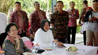 Ketua Umum PDIP Megawati Seokarnoputri dan Wali Kota Surabaya Tri Rismaharini atau Risma. (Liputan6.com/Dhimas Prajasa)