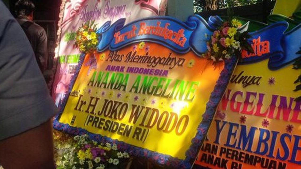 Rangkaian bunga atas nama Presiden Jokowi datang saat rekonstruksi