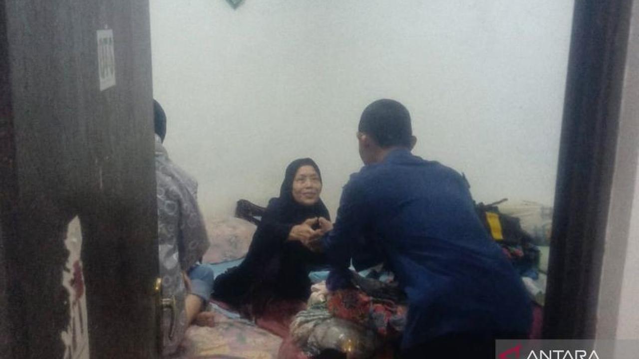 Gulkarmat Jaktim Evakuasi Tiga Lansia Terdampak Banjir Setinggi 1,5 Meter di Pasar Rebo
