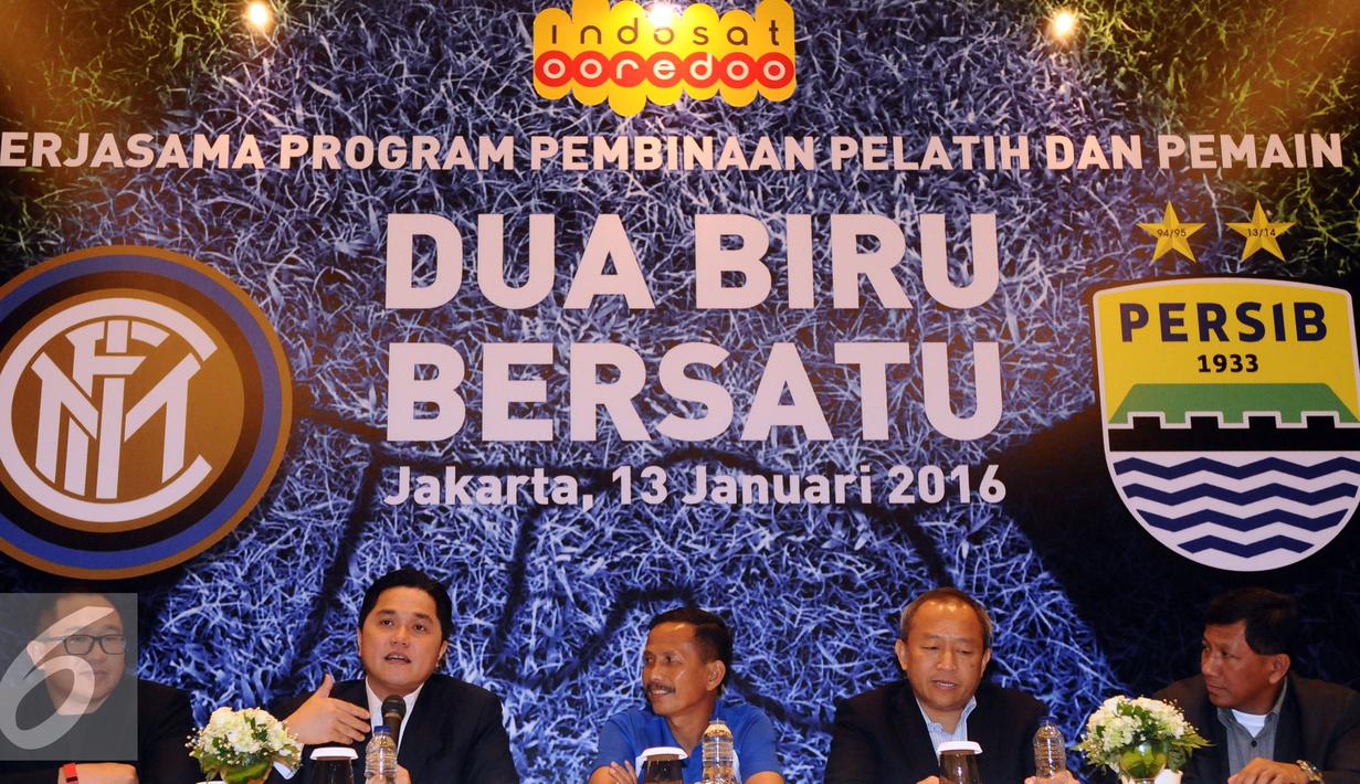 Presiden Inter Milan, Erick Thohir (kedua kiri) memberikan keterangan seputar program pembinaan pelatih-pemain di Italia, Jakarta, Rabu (13/1/2016). Djadjang Nurdjaman serta tiga pemain Persib mengikuti program tersebut. (Liputan6.com/Helmi Fithriansyah)