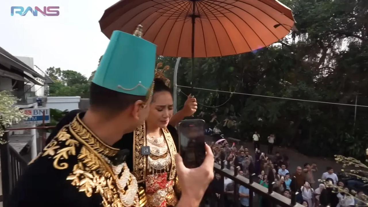 Berbeda dengan Raffi, Nagita tampak malu-malu saat tampil di hadapan para 'tamu'.<br>