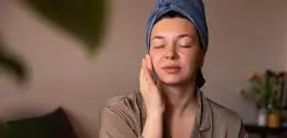 nighttime skincare routine bukan hanya sekadar ritual kecantikan, tetapi juga bentuk self care yang membantu kulit tetap sehat, segar, dan glowing saat bangun keesokan harinya. Dengan memahami layering skincare yang benar, setiap produk dapat bekerja lebih efektif sesuai fungsinya masing-masing.  (foto/dok: freepik/lookstudio)