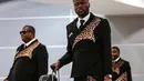 Motif macan tutul pada bagian selempang jas menggambarkan identitas budaya dan kebanggaan nasional DR Congo. (Foto: Instagram/ thefashionobserve)