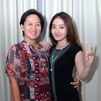 Natasha Wilona dan ibunya, Theresia. (Deki Prayoga/Bintang.com)