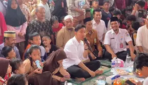 Wakil Presiden terpilih Gibran Rakabuming Raka saat blusukan dan bertemu warga Rusun Muara Baru, Jakarta Utara. (Foto: Merdeka.com/Rahmat Baihaqi).