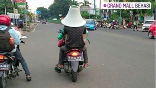 Nyeleneh, 8 Tingkah Kocak Penumpang Ojek Online Saat Pakai Helm