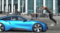Aksi gila ini dilakukan Oleg Sherstyachenko dengan melompati mobil listrik BMW i8.
