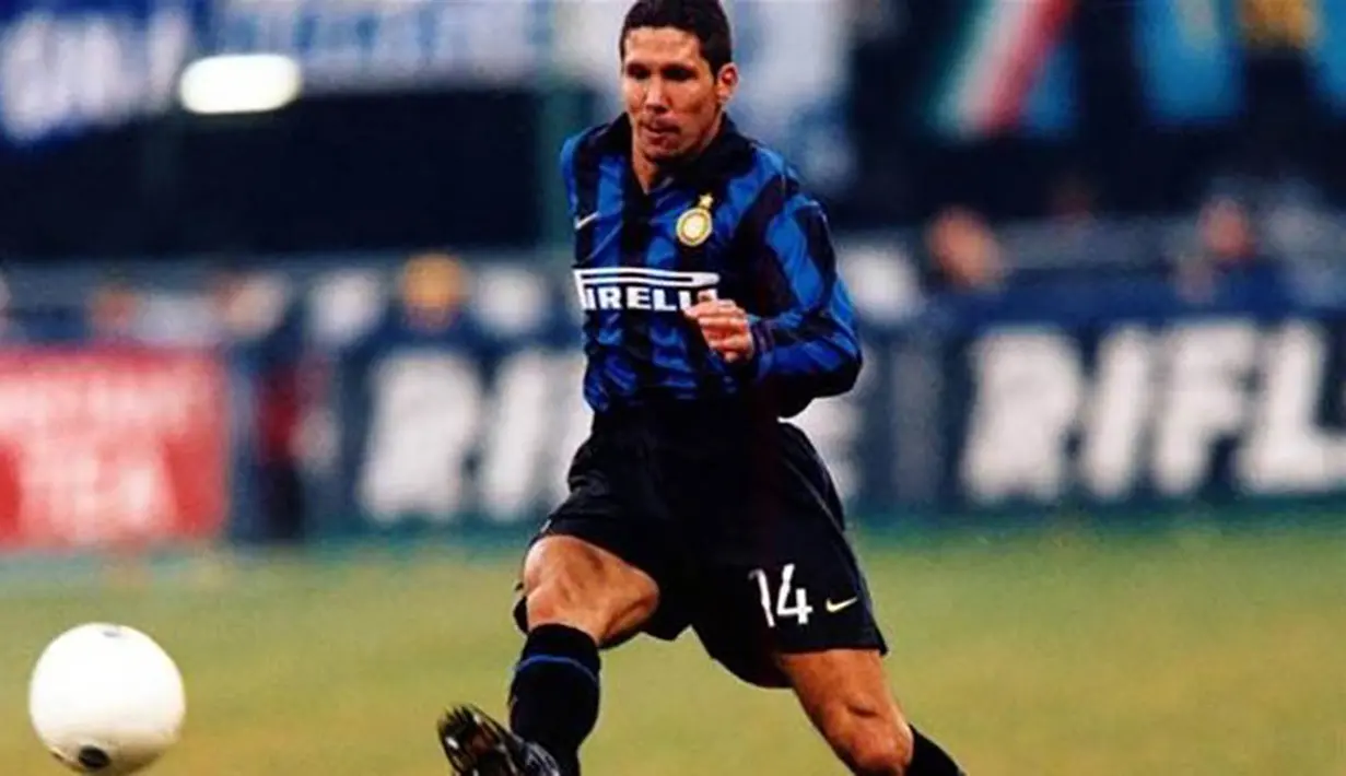 4. Diego Simeone (1997-1999). Baru dua musim bersama La Beneamata, gelandang bertahan itu langsung dijual ke Lazio. Musim pertamanya bersama klub ibukota, pemain Argentina itu langsung meraih gelar Serie A dan Coppa Italia. (Calcioweb.eu)