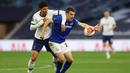 Striker Tottenham Hotspur, Son Heung-Min, berebut bola dengan bek Everton, Seamus Coleman, pada laga lanjutan Premier League di Tottenham Stadium, Selasa (7/7/2020) dini hari WIB. Tottenham menang 1-0 atas Everton. (AFP/Adam Davy/pool)