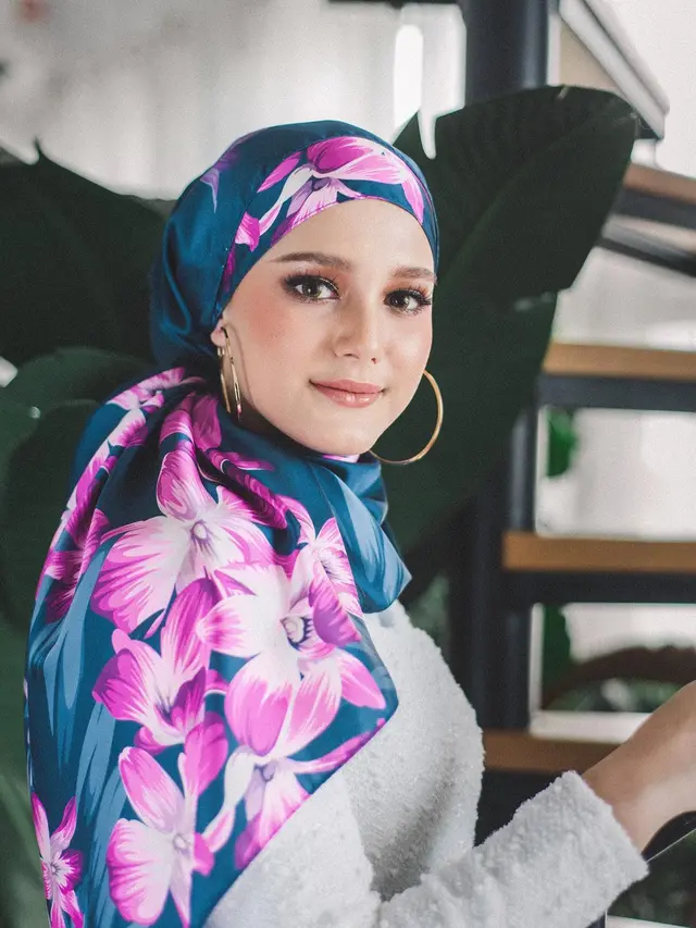 6 Potret Yasmine Ow Calon Adik Ipar Irish Bella saat Berhijab Ini Curi Perhatian