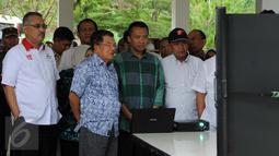 Wapres RI Jusuf Kalla ketika meninjau proyek P3SON di Hambalang, Sentul, Jawa Barat, Minggu (4/9). Proyek Hambalang tidak bisa dihentikan, karena dana yang sudah dikeluarkan mencapai Rp 1 triliun. (Liputan6.com/Helmi Afandi)