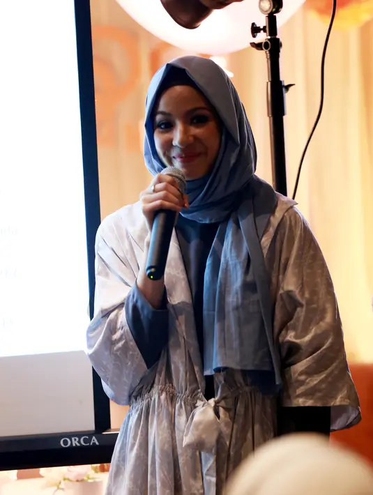 'Dengan nikah muda aku masih bisa kuliah, punya anak dan tidak menghalangi apa-apa, ini menegaskan kalau nikah muda kita tetap bisa berkarya," kata Natasha Rizki. (Wimbarsana Kewas/Bintang.com)