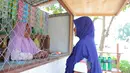 Ragaia Sosir melayani warga di kiosnya di Kampung Arar. Selain berbelanja, warga juga datang untuk melakukan berbagai transaksi keuangan. (Sumber: BRI/Advertorial)