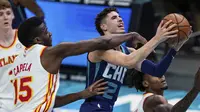 LaMelo Ball (nomor 2) cetak triple double pertama di NBA (AP)