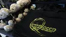 Pilihan barang yang dijual di toko baru yang didedikasikan untuk menjual merchandise resmi band rock Queen sebelum dibuka di London, Senin (27/9/2021). Band Queen membuka toko pop-up di Carnaby Street pada pekan ini untuk menandai lima dekade mereka di kancah musik. (AP Photo/Alastair Grant)