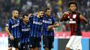 Para pemain Internazionale merayakan gol yang dicetak Fredy Guarin ke gawang AC Milan pada laga Serie A di Stadion San Siro, Italia, Minggu (13/9/2015). Internazionale berhasil menang 1-0. (Reuters/Stefano Rellandini)