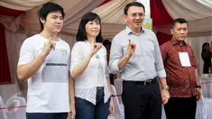 Calon gubernur DKI, Basuki Tjahaja Purnama (Ahok) bersama istri, Veronica Tan dan anaknya Nicholas Sean menunjukkan tinta pada jarinya usai mencoblos pada Pilkada DKI putaran kedua di TPS 54, Pluit, Jakarta Utara, Rabu (19/4). (Liputan6.com/Faizal Fanani)