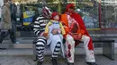 Seorang bayi ikut serta dengan Ayahnya untuk menyambut perayaan halloween di Amerika, Minggu (18/10/2015). Anak kecil hingga dewasa setiap tahunnya selalu merayakan hari halloween. (REUTERS/Shannon Stapleton)