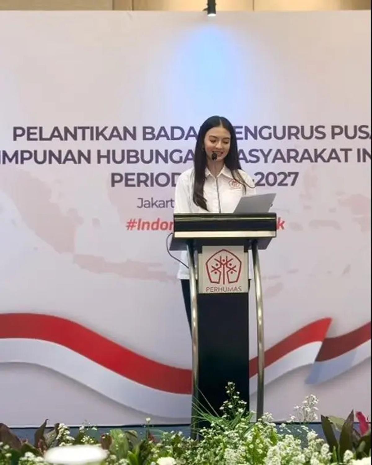 6 Pesona Raline Shah Kenakan Kemeja Putih Saat Dilantik Jadi Stafsus Menteri Komdigi