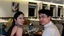 Di atas cruise, Nong Poy dan Oak Phakwa tampil romantis saat makan malam. Nong Poy kenakan dress satin merah sedangkan Oak Phakwa pilih kenakan kemeja putih [@poytreechada]