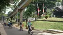 <p>Wisatawan bersepeda mengelilingi obyek wisata Taman Mini Indonesia Indah (TMII) di Jakarta, Minggu (21/6/2020). Setelah tidak beroperasi akibat pandemi, pengelola membuka kembali TMII dengan menerapkan protokol kesehatan pencegahan COVID-19 dan pembatasan pengunjung. (Liputan6.com/Immanuel Antonius)</p>