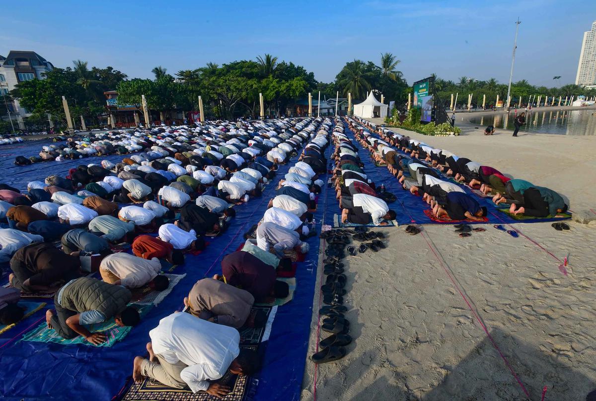 FOTO: Shalat Iduladha di Tepi Pantai Ancol Berlangsung Khidmat