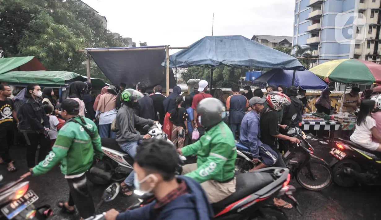 Warga saat berburu hidangan berbuka puasa atau takjil di kawasan Karet Tengsin, Tanah Abang, Jakarta Pusat, Minggu (3/4/2022). Berburu takjil merupakan tradisi umat muslim untuk disantap saat berbuka puasa. (merdeka.com/Iqbal S. Nugroho)