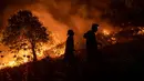 Warga mencoba memadamkan api yang menyebar di Desa Akcayaka, Milas, Provinsi Mugla, Turki, Jumat (6/8/2021). Warga ikut berjuang melawan kebakaran hutan paling mematikan dalam beberapa dekade di Turki. (Yasin AKGUL/AFP)