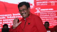 Djarot Saiful Hidayat melambaikan tangan usai diumumkan menjadi Bakal Cagub Sumatera Utara di Jakarta, Kamis (4/1). Ketua Umum PDIP, Megawati Sukarnoputri resmi menunjuk Djarot maju dalam Pilkada 2018 di Sumatera Utara. (Liputan6.com/Helmi Fithriansyah)